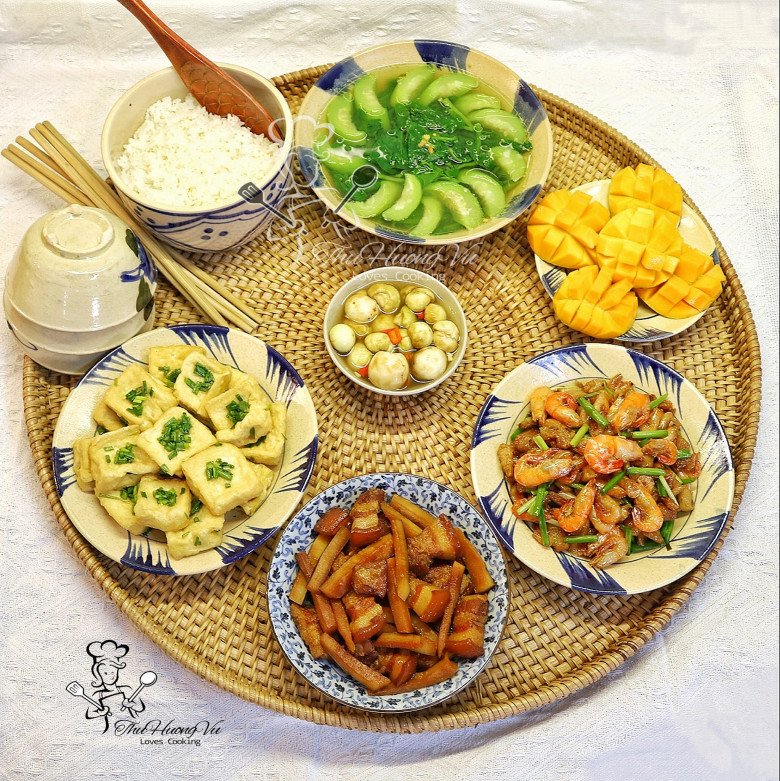 Hôm nay nấu gì: Cơm tối đậm chất hè, nhìn bát canh chỉ muốn ăn cạn nồi - 1