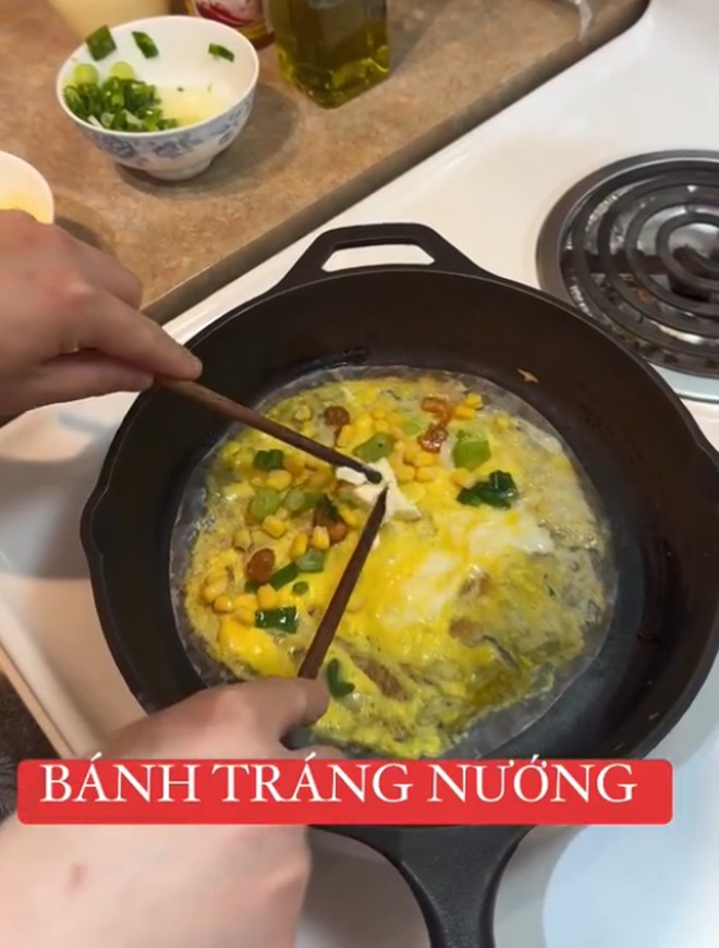 Chồng Diễm Hương vừa làm bánh vừa ngọt ngào gọi "em yêu", có món được con trai chấm 100 điểm - 2