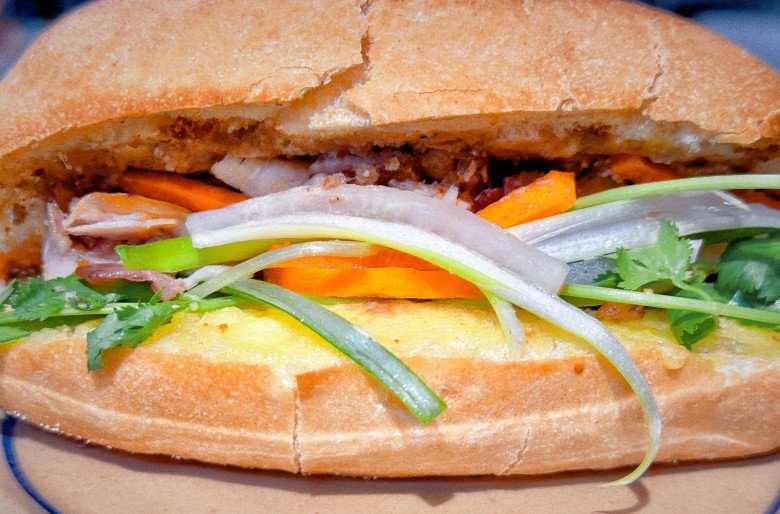 Chồng Diễm Hương vừa làm bánh vừa ngọt ngào gọi "em yêu", có món được con trai chấm 100 điểm - 5