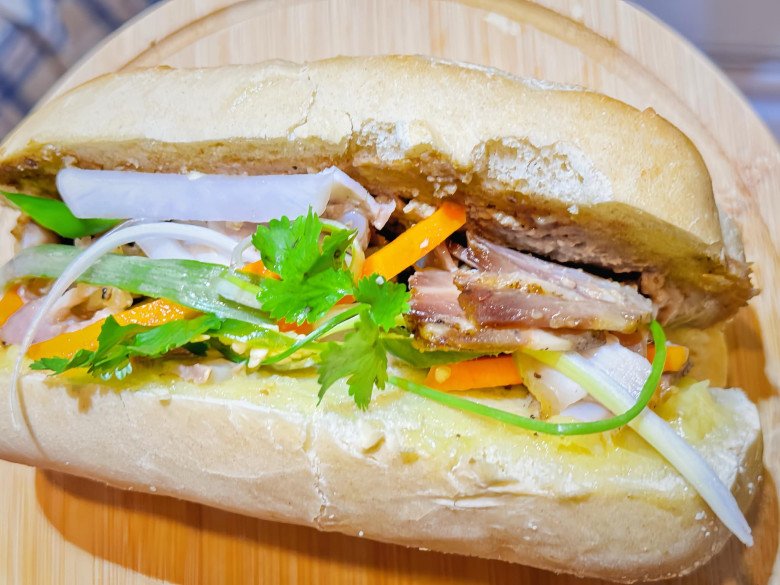 Chồng Diễm Hương vừa làm bánh vừa ngọt ngào gọi "em yêu", có món được con trai chấm 100 điểm - 4