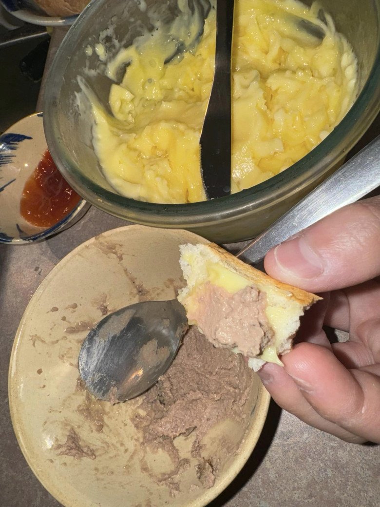 Chồng Diễm Hương vừa làm bánh vừa ngọt ngào gọi "em yêu", có món được con trai chấm 100 điểm - 10