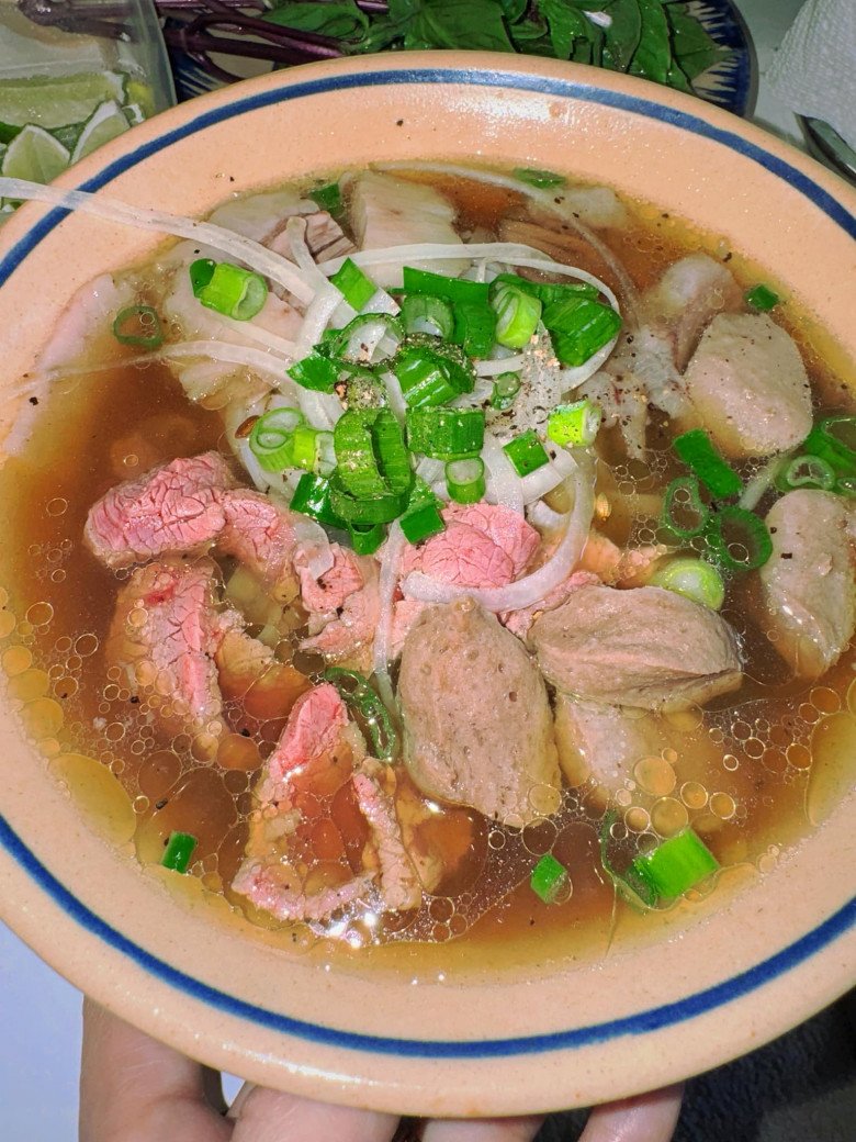 Chồng Diễm Hương vừa làm bánh vừa ngọt ngào gọi "em yêu", có món được con trai chấm 100 điểm - 7