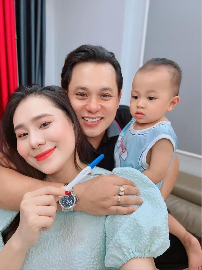 Sao Việt thông báo tin mang thai: Người lấy khăn trùm đầu ông xã, người bắt chồng ôm hai bình sữa - 8