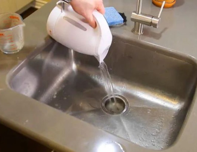 Đừng dại đổ nước nóng vào bồn rửa bát, làm thế sẽ có 2 mối nguy hiểm lớn - 1