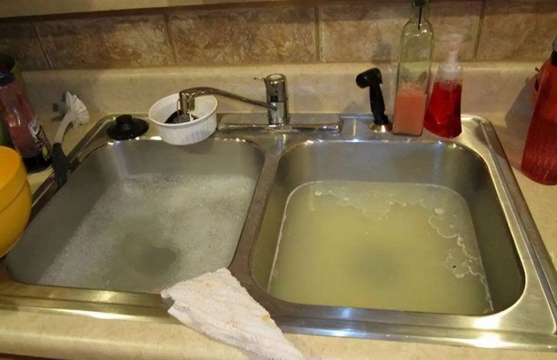 Đừng dại đổ nước nóng vào bồn rửa bát, làm thế sẽ có 2 mối nguy hiểm lớn - 3
