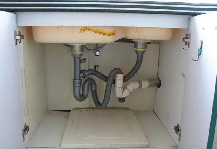 Đừng dại đổ nước nóng vào bồn rửa bát, làm thế sẽ có 2 mối nguy hiểm lớn - 2