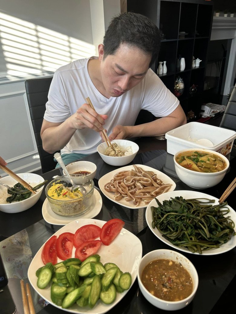 Trang Trần nấu ăn nhưng quên cắm cơm, chồng và con gái vẫn chấm điểm cao cho món ăn "đậm mùi" này - 9