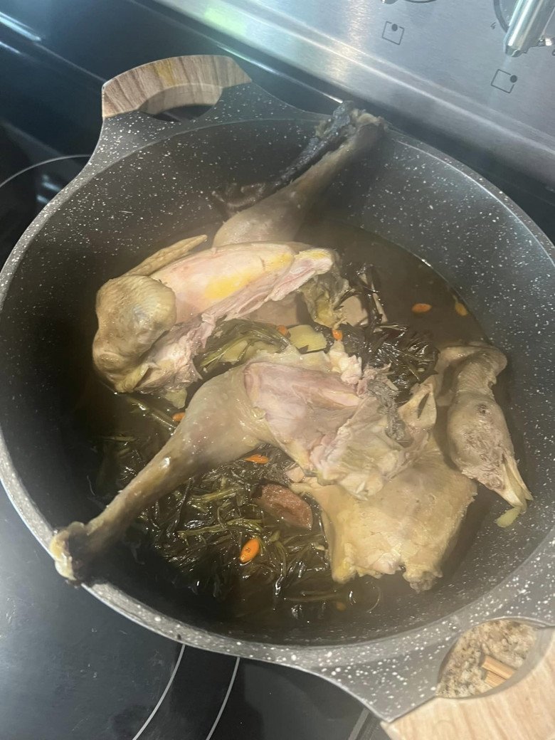Trang Trần nấu ăn nhưng quên cắm cơm, chồng và con gái vẫn chấm điểm cao cho món ăn "đậm mùi" này - 16