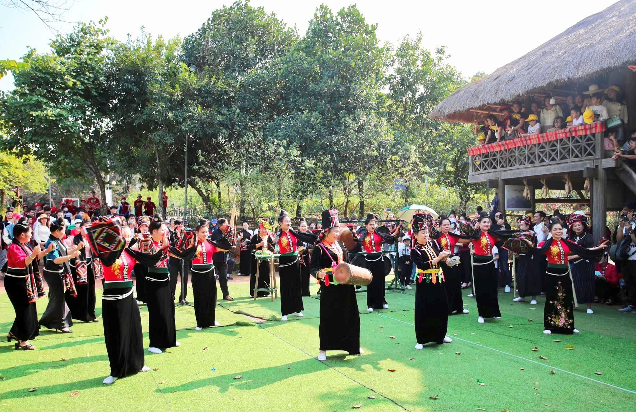 Chuỗi hoạt động tôn vinh truyền thống văn hóa gia đình các dân tộc Việt Nam - 1