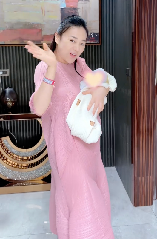 Sao Việt tập đi sau sinh mổ: Người nhăn nhó như trải qua “kiếp nạn thứ 81”, người thảnh thơi như đi dạo - 4