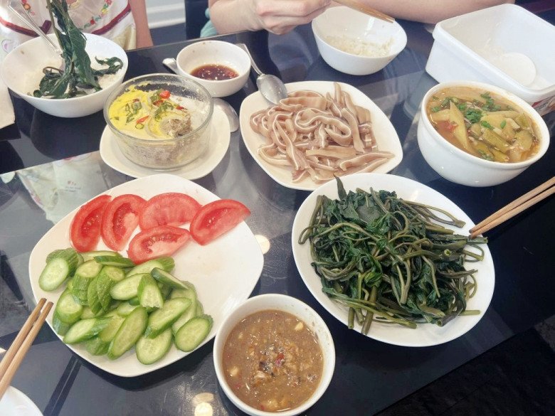 Trang Trần nấu ăn nhưng quên cắm cơm, chồng và con gái vẫn chấm điểm cao cho món ăn "đậm mùi" này - 10