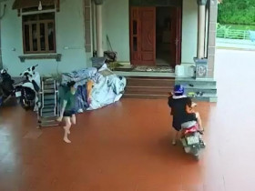 Clip: Thót tim sân trơn trượt, hai mẹ con lao xe máy lên bậc thềm nhà