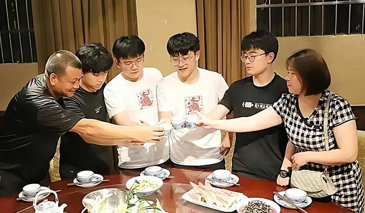 Cuộc sống hiện tại của các bé trong ca sinh tư: 18 năm trước thoát khỏi tử thần, 18 năm sau làm nên kỳ tích - 6