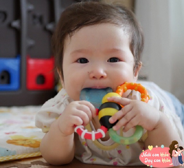 3 cử động nhỏ hàm ý trẻ sơ sinh đang lớn nhanh và thông minh - 2
