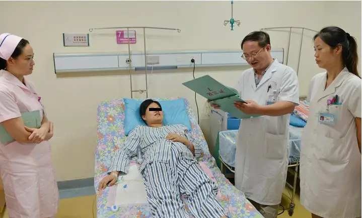 Bà mẹ mang thai 5 phải ngủ quỳ để các con không đè lên nhau, 18 năm sau hối tiếc 1 điều - 1