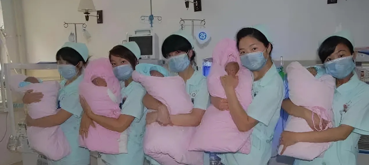 Bà mẹ mang thai 5 phải ngủ quỳ để các con không đè lên nhau, 18 năm sau hối tiếc 1 điều - 3