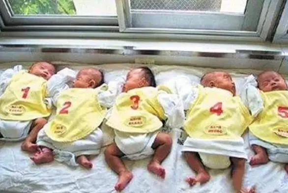 Bà mẹ mang thai 5 phải ngủ quỳ để các con không đè lên nhau, 18 năm sau hối tiếc 1 điều - 4