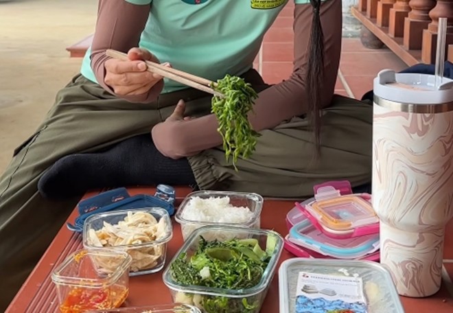 &#34;Hoa hậu nghèo nhất Việt Nam&#34; thưởng thức cơm hộp mang theo do chị gái chuẩn bị, toàn ăn vào người đồ đắng - 3