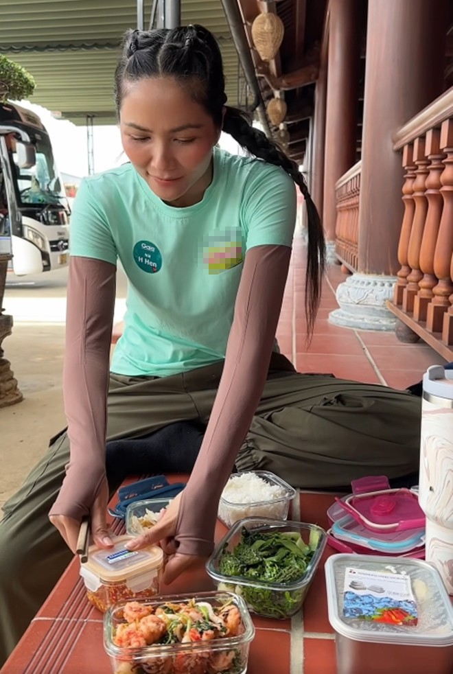&#34;Hoa hậu nghèo nhất Việt Nam&#34; thưởng thức cơm hộp mang theo do chị gái chuẩn bị, toàn ăn vào người đồ đắng - 1