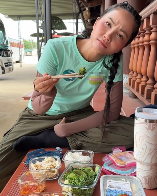 &#34;Hoa hậu nghèo nhất Việt Nam&#34; thưởng thức cơm hộp mang theo do chị gái chuẩn bị, toàn ăn vào người đồ đắng - 2