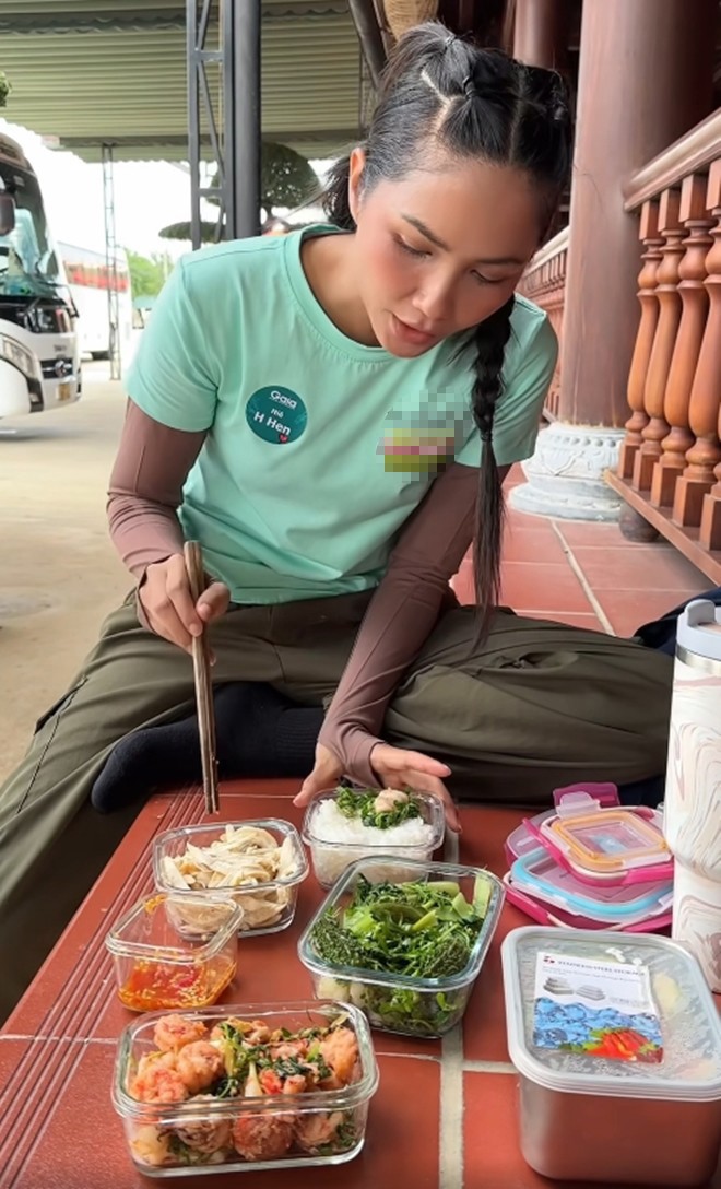 &#34;Hoa hậu nghèo nhất Việt Nam&#34; thưởng thức cơm hộp mang theo do chị gái chuẩn bị, toàn ăn vào người đồ đắng - 4