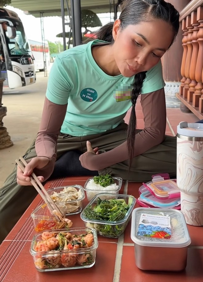 &#34;Hoa hậu nghèo nhất Việt Nam&#34; thưởng thức cơm hộp mang theo do chị gái chuẩn bị, toàn ăn vào người đồ đắng - 5