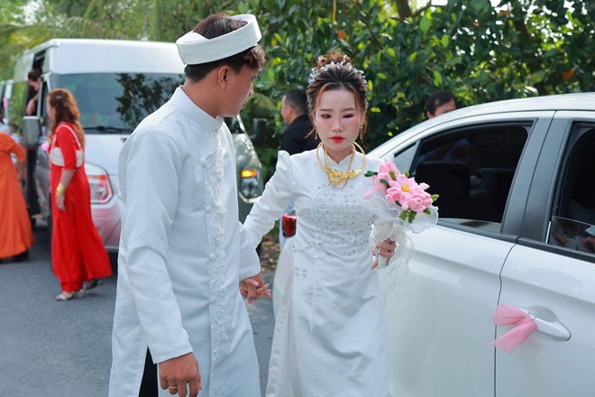 Cô dâu Kiên Giang “dở khóc dở cười” vì bị ong đốt ngay trong ngày cưới - 2