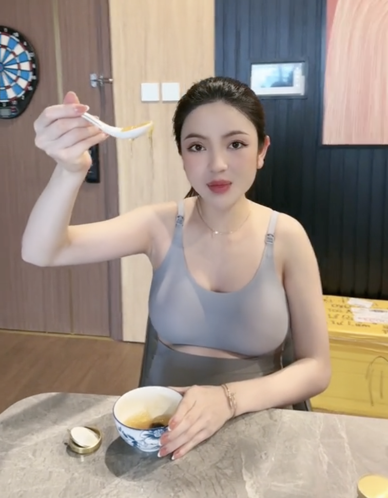 Chu Thanh Huyền dưỡng thai kiểu hào môn, ăn món đắt tiền mỗi ngày để con sinh ra trắng trẻo - 1