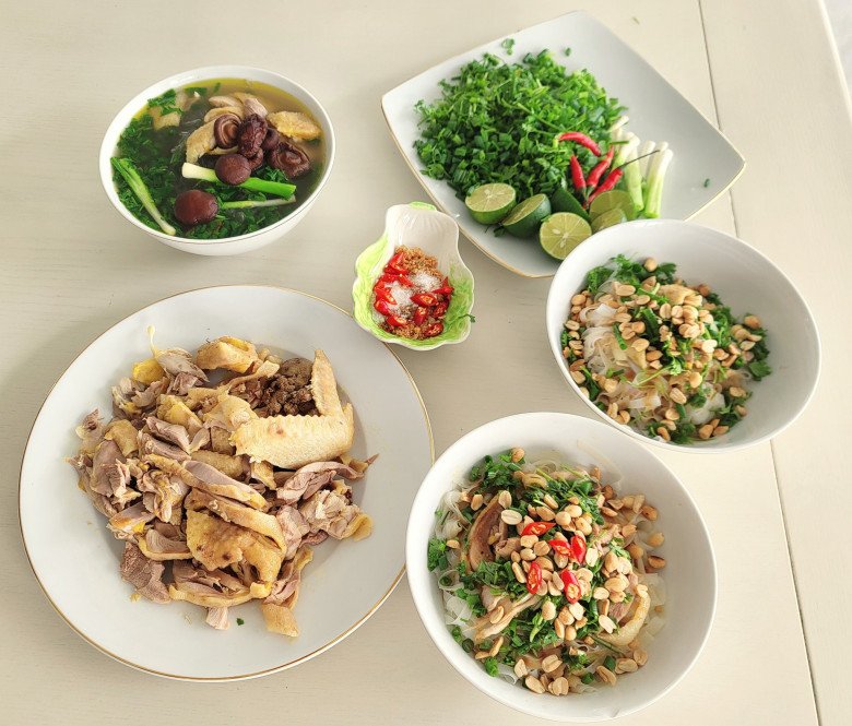 Vợ Mạnh Trường khoe 2 món ngon ngọt với gà đồi, bà xã Hồng Đăng góp vui bữa ăn hấp dẫn không kém - 1
