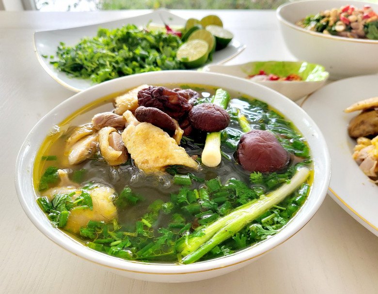 Vợ Mạnh Trường khoe 2 món ngon ngọt với gà đồi, bà xã Hồng Đăng góp vui bữa ăn hấp dẫn không kém - 2