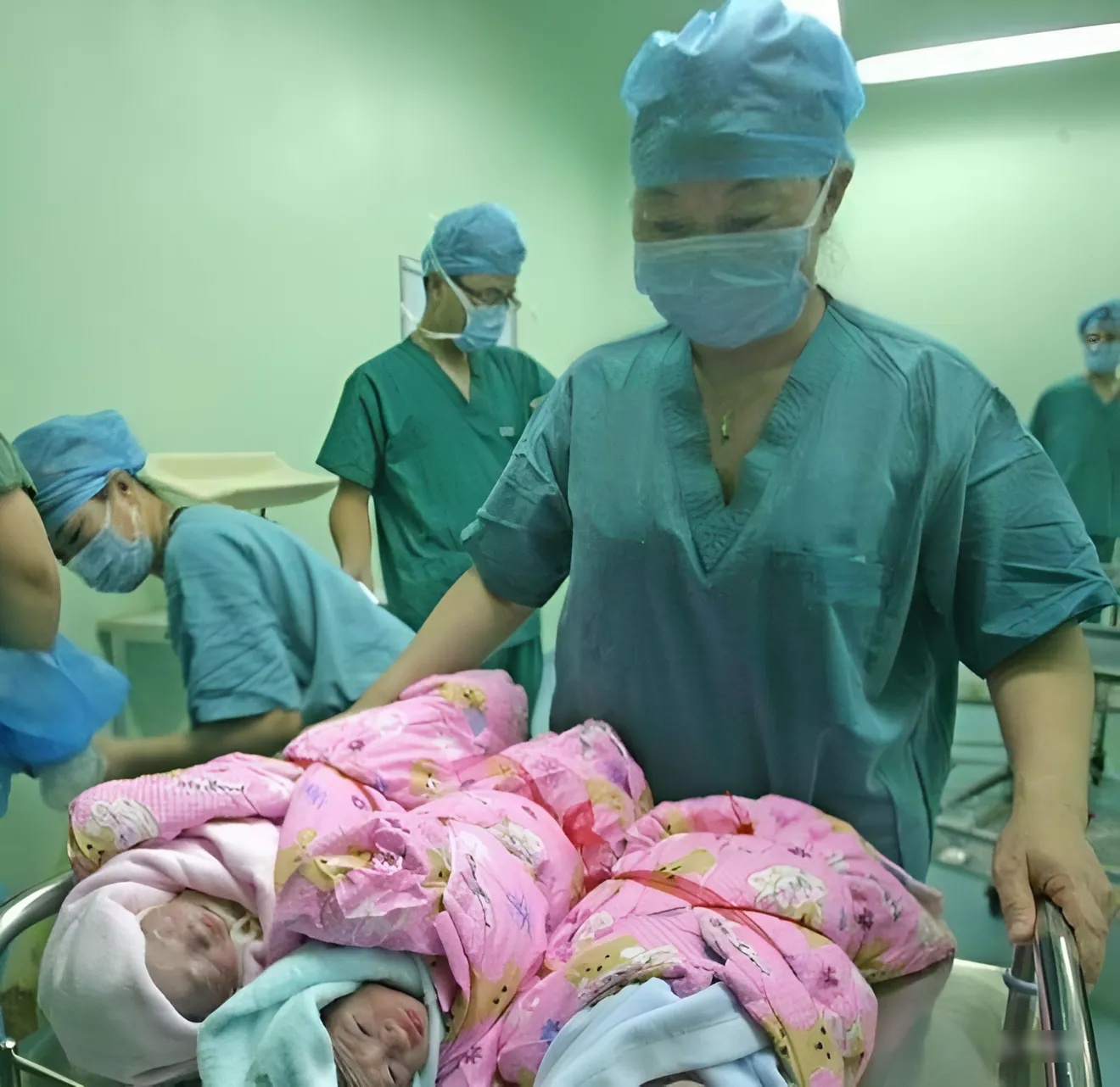 Sếp nữ 50 tuổi có thai với nhân viên nhỏ hơn 19 tuổi, sau sinh ở nhà nội trợ vẫn không hối hận - 5