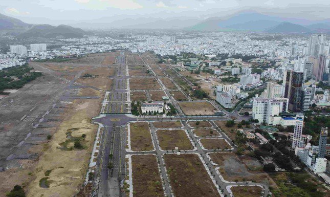 Cơ quan điều tra hình sự tìm người mua đất tại sân bay Nha Trang cũ - 1