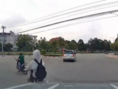 Giao thông - Clip: Hú vía cô gái phóng xe máy lướt qua đầu ô tô thản nhiên như không