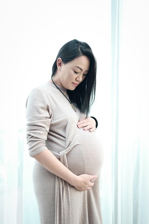 Lên chức bà vẫn mang thai ở tuổi U50: Người được chồng chiều hết nấc, người mang thai 18 tuần mới biết - 1