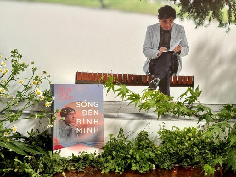 “Sống đến bình minh”: Tự truyện của một số phận vinh quang và cay đắng