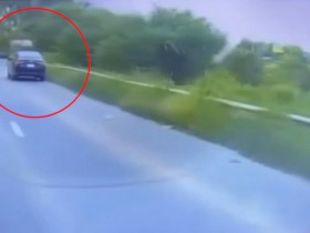 Clip: Phẫn nộ ô tô tạt đầu chèn ngã người đi xe máy rồi bỏ chạy