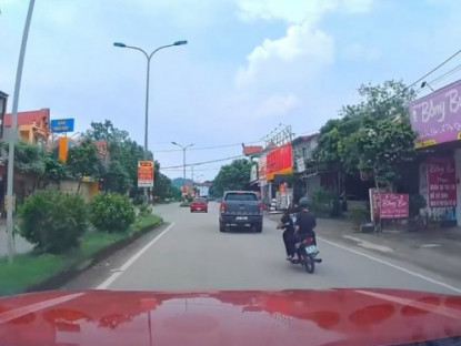 Giao thông - Clip: Thanh niên đánh võng xe máy va chạm nảy lửa với ô tô
