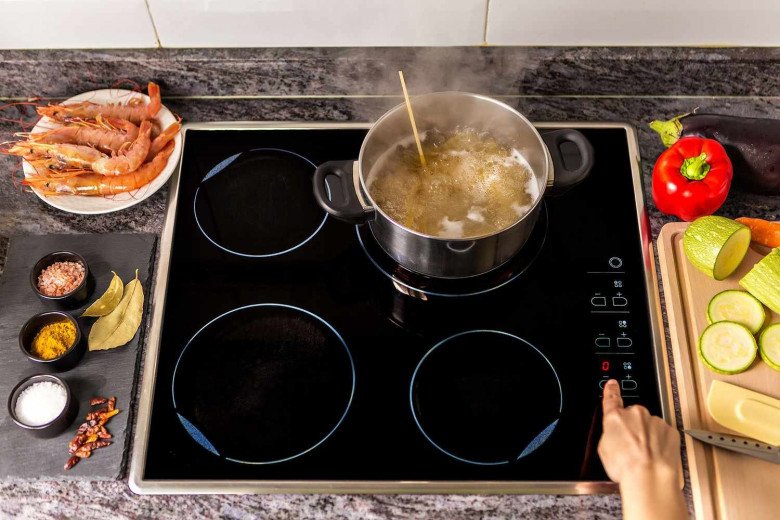 Gia đình dùng bếp từ và bếp gas, nhà nào tiết kiệm hơn? Đây là đáp án - 2