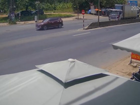 Clip: Dừng đèn đỏ Hyundai Tucson bị xe tải đâm, văng gần chục mét