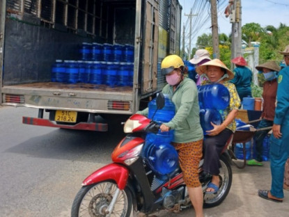 Thông tin doanh nghiệp - Công ty Coca-Cola Việt Nam mang nước uống miễn phí đến với bà con vùng nước nhiễm mặn tỉnh Long An
