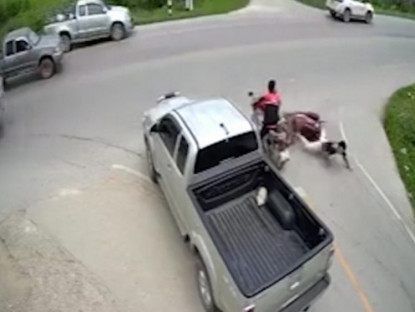 Giao thông - Clip: Hú hồn thanh niên trượt xe máy chui xuyên qua gầm ô tô bán tải