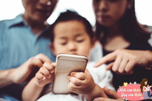 Chuyên gia tâm lý: Bố mẹ Việt cấm con dùng điện thoại nhưng chưa dạy cách dùng hiệu quả - 1