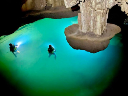 Du lịch - Khám phá hồ nước treo lơ lửng trong hang, chàng trai thốt lên: “Thiên nhiên quá bí ẩn”