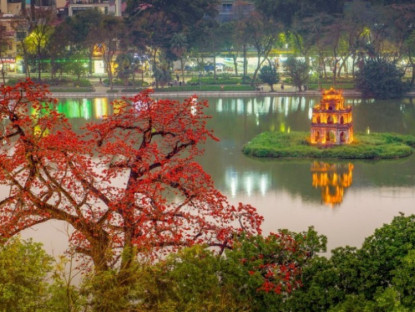 Du lịch - Hoa gạo &quot;thắp lửa&quot; rực rỡ bên Hồ Gươm