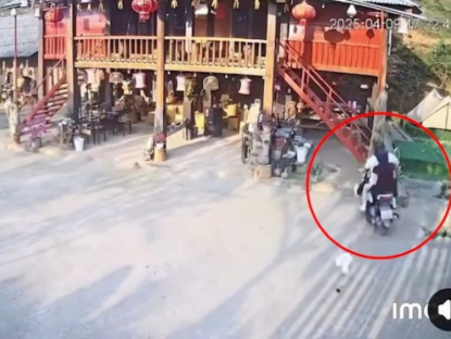 Giao thông - Clip: Cặp đôi đi xe máy &quot;xé gió&quot;, lao thẳng vào nhà sàn lộn nhào 180 độ