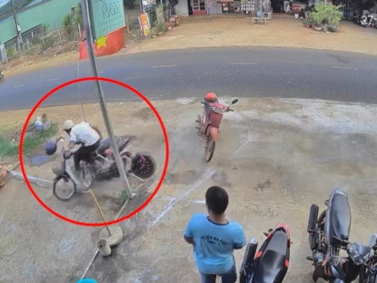 Giao thông - Clip: Nam sinh phóng xe điện như bay, tông mạnh vào xe máy bên đường