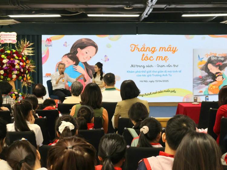 Thế giới trong veo xúc cảm trong tập thơ Trắng mây tóc mẹ