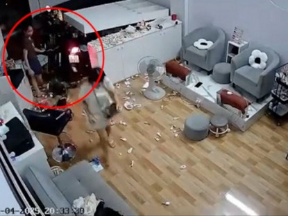 Giao thông - Clip: Pha dắt xe &quot;đi vào lòng đất&quot; khiến tiệm nail náo loạn