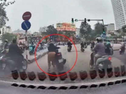 Giao thông - Clip: &quot;Cả giận mất khôn&quot; người phụ nữ vít ga lao thẳng xe vào dải phân cách