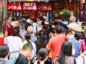 Giá vàng “nóng bỏng tay”, choáng ngợp “biển người” xếp hàng xuyên trưa mua vàng ở Hà Nội